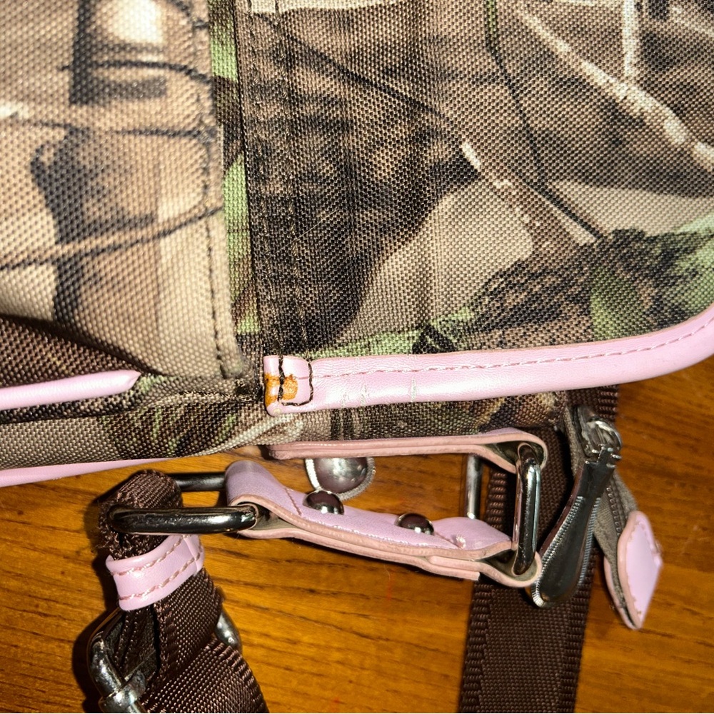 Bass Pro Shops Camo Crossbody Bag with Pink Trim - Picture 6 of 15